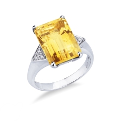Anillo en oro blanco de 18k con un citrino y diamantes