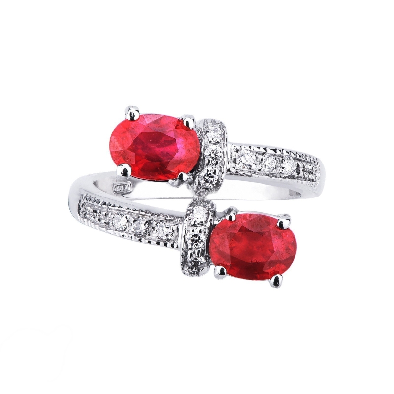 Anillo tu y yo en oro blanco 18k está adornado con rubíes de talla ovalada y diamantes Anillo tu y yo en oro blanco 18k está adornado con rubíes de talla ovalada y diamantes