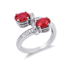 Anillo tu y yo en oro blanco 18k está adornado con rubíes de talla ovalada y diamantes
