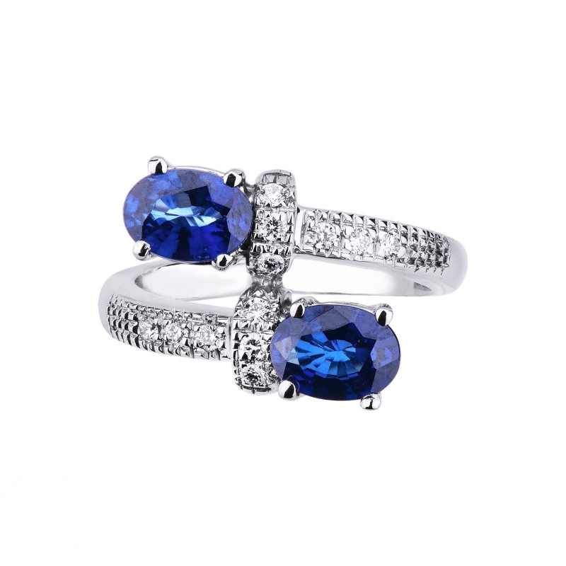 Anillo Contrarié en Oro Blanco 18k con Zafiros Azules y Diamantes Anillo Contrarié en Oro Blanco 18k con Zafiros Azules y Diamantes