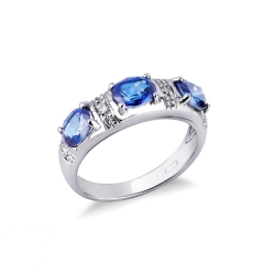 Anillo de compromiso en oro blanco de 18k con tres zafiros azules