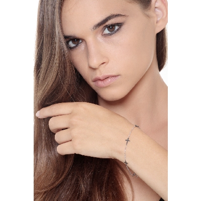 Pulsera cruces de oro blanco de 18 quilates y diamantes negros