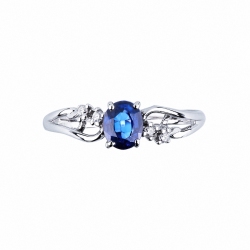 Anillo tipo banda en oro blanco con zafiro azul ovalado y diamantes 2