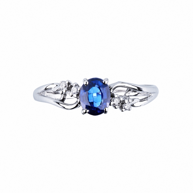 Anillo tipo banda en oro blanco con zafiro azul ovalado y diamantes Anillo tipo banda en oro blanco con zafiro azul ovalado y diamantes