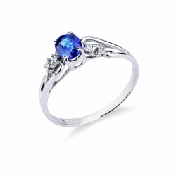 Anillo tipo banda en oro blanco con zafiro azul ovalado y diamantes