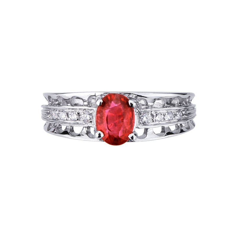 Anillo oro blanco de 18k con un rubí oval y diamantes Anillo oro blanco de 18k con un rubí oval y diamantes