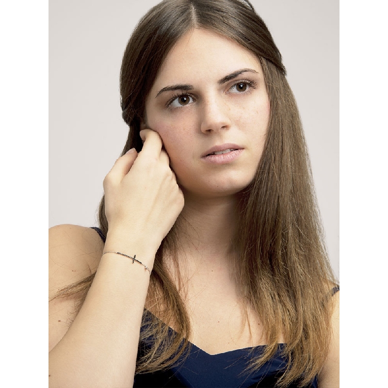 Pulsera cruz de oro blanco 18k y diamantes negros Pulsera cruz de oro blanco 18k y diamantes negros