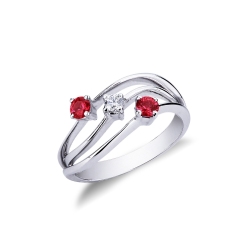 Anillo trilogía en oro blanco de 18 quilates con rubíes y diamante