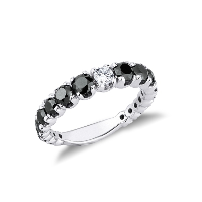Anillo de oro blanco de 18k con un diamante central y diamantes negros