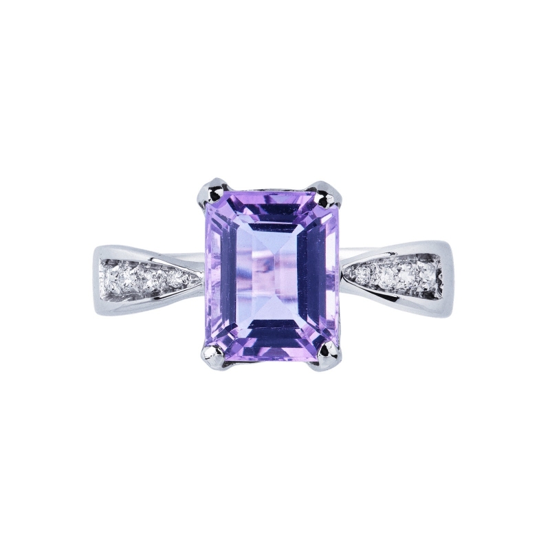 Anillo de oro blanco de 18k con una amatista y diamantes  Anillo de oro blanco de 18k con una amatista y diamantes