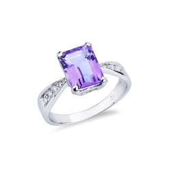 Anillo de oro blanco de 18k con una amatista y diamantes
