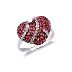 Anillo en oro blanco de 18 quilates con un corazón de pavé de rubíes y diamantes.