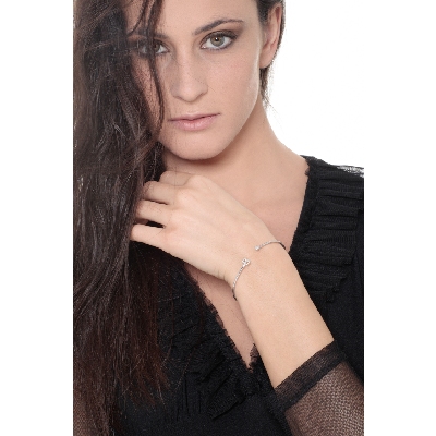 Brazalete Rígido en Oro Blanco 18k con Letra B y Diamantes