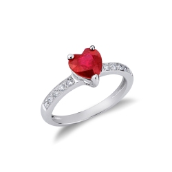 Anillo de rubí en forma de corazón engastado con diamantes oro blanco 18 kilates