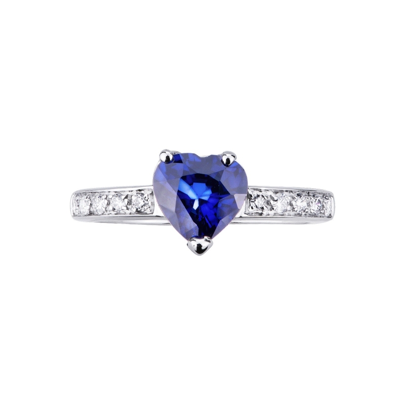Anillo en oro blanco de 18k con zafiro azul en forma de corazón y diamantes Anillo en oro blanco de 18k con zafiro azul en forma de corazón y diamantes