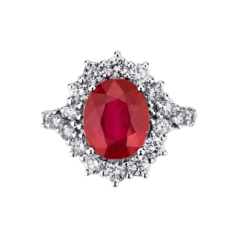 Anillo con rubí central en oro blanco de 18 kilates rodeado de diamantes Anillo con rubí central en oro blanco de 18 kilates rodeado de diamantes