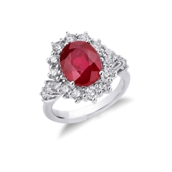 Anillo con rubí central en oro blanco de 18 kilates rodeado de diamantes