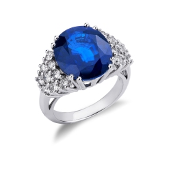 Anillo en oro blanco de 18 quilates con un gran zafiro azul central y diamantes