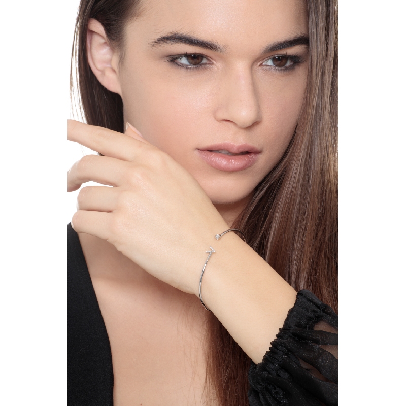 Brazalete rígido en oro blanco de 18 quilates con letra V Brazalete rígido en oro blanco de 18 quilates con letra V