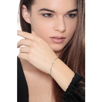 Brazalete rígido en oro blanco de 18 quilates con letra V