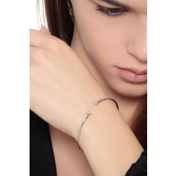 Brazalete rígido en oro blanco de 18 quilates con letra V 2