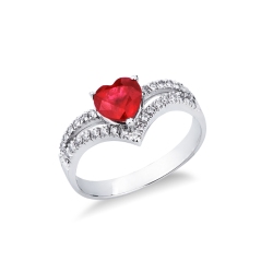 Anillo de oro de 18 kilates con rubí y doble fila de diamantes