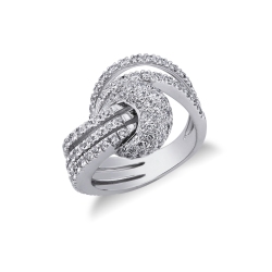 Anillo en forma de nudo en oro blanco de 18k con diamantes