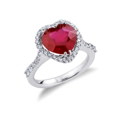Anillo de oro blanco de 18 kilates con rubí y diamantes en forma de corazón