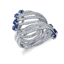 Anillo tipo banda en oro blanco 18k con zafiros azules y diamantes