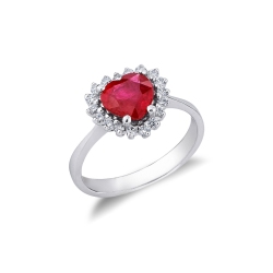 Anillo de oro blanco de 18 kilates con diamantes y rubí en forma de corazón
