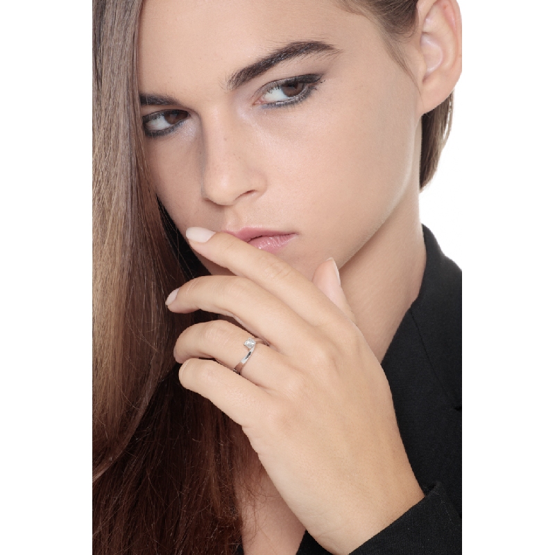 Solitario con diamante de 0,35 quilates en oro blanco de 18 kilates  Solitario con diamante de 0,35 quilates en oro blanco de 18 kilates