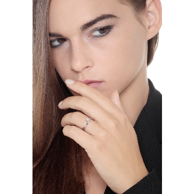 Solitario con diamante de 0,35 quilates en oro blanco de 18 kilates 