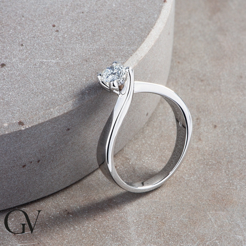 Anillo solitario con un diamante de 0,50 quilates en oro blanco de 18 kilates  Anillo solitario con un diamante de 0,50 quilates en oro blanco de 18 kilates
