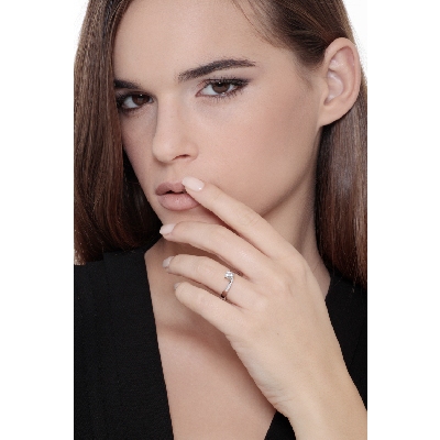 Anillo solitario con un diamante de 0,50 quilates en oro blanco de 18 kilates 