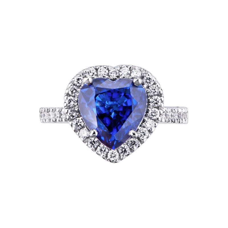 Anillo con pavé de diamantes y corazón central de zafiro y oro blanco 18 kilates Anillo con pavé de diamantes y corazón central de zafiro y oro blanco 18 kilates