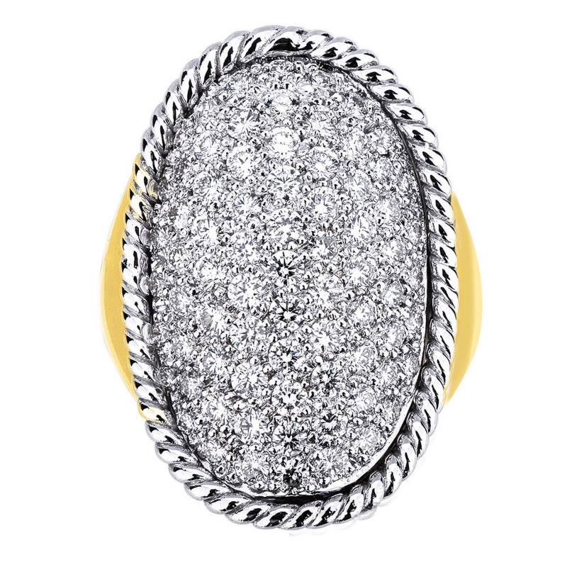 Anillo de forma ovalada en oro blanco y amarillo de 18k con pavé de diamantes  Anillo de forma ovalada en oro blanco y amarillo de 18k con pavé de diamantes