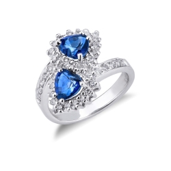 Anillo contrarié en oro blanco con zafiros corazón y diamantes