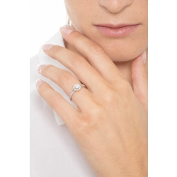 Anillo solitario con diamante central de 0,50 quilates engastado con diamante 2
