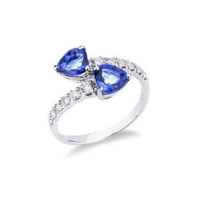 Anillo Tu y Yo en oro blanco con diamantes y 2 zafiros azules en forma de corazón