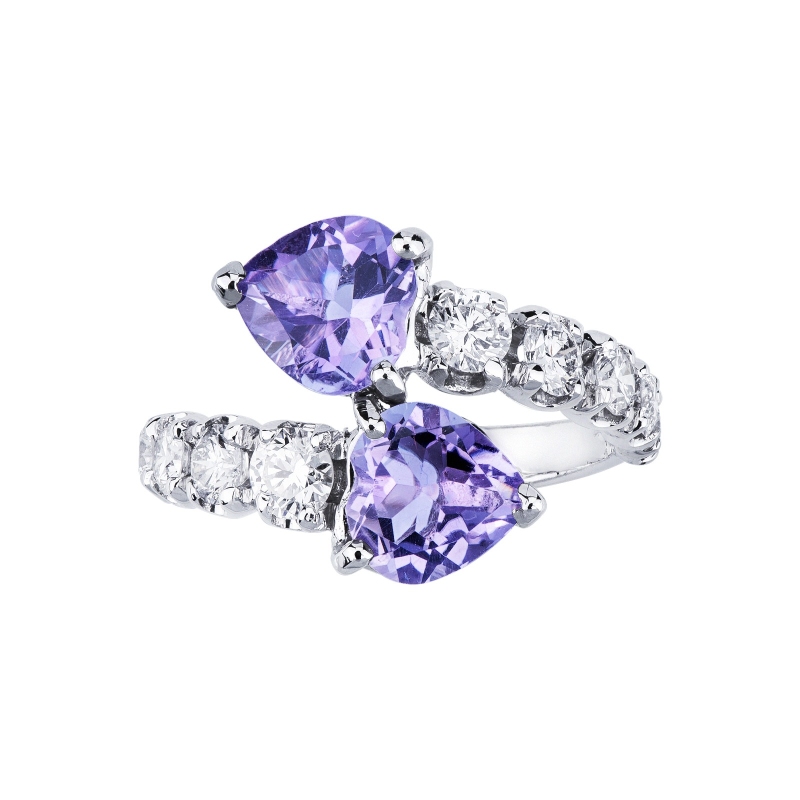 Anillo en oro blanco de 18k con dos amatistas y diamantes Anillo en oro blanco de 18k con dos amatistas y diamantes