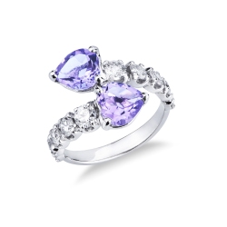 Anillo en oro blanco de 18k con dos amatistas y diamantes