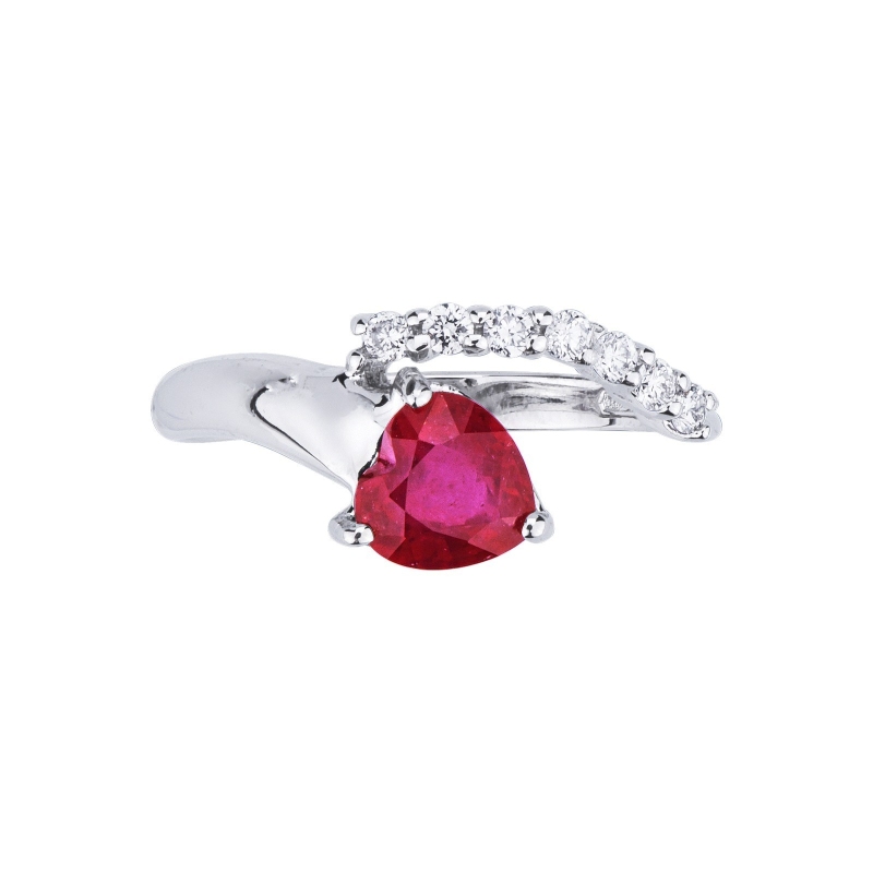 Anillo de oro blanco de 18 kilates con rubí en forma de corazón y diamantes Anillo de oro blanco de 18 kilates con rubí en forma de corazón y diamantes