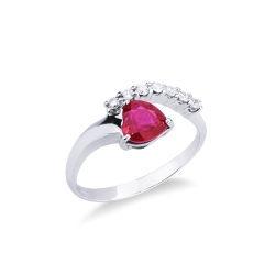 Anillo de oro blanco de 18 kilates con rubí en forma de corazón y diamantes