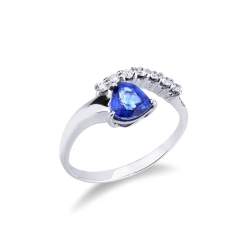 Anillo en oro blanco 18k con zafiro azul en forma de corazón y una fila de diamantes