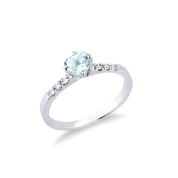 Anillo con aguamarina corazón y diamantes en oro blanco 18k