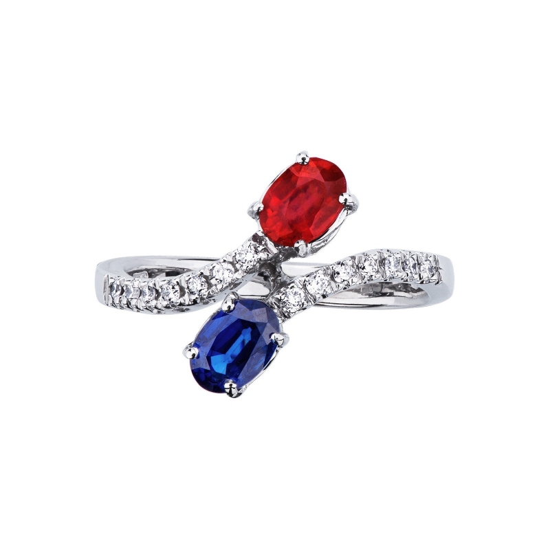 Anillo contrarié en oro blanco 18k con zafiro azul y rubí  Anillo contrarié en oro blanco 18k con zafiro azul y rubí