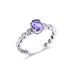 Anillo en oro blanco 18 quilates con una amatista y 2 diamantes