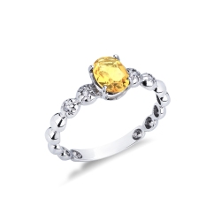 Anillo en oro blanco de 18 quilates con un citrino y 2 diamantes