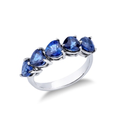 Anillo oro blanco de 18k con zafiros azules tallados en forma de corazón