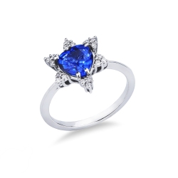 Anillo en oro blanco 18k con zafiro azul en forma de corazon y petalos de diamantes